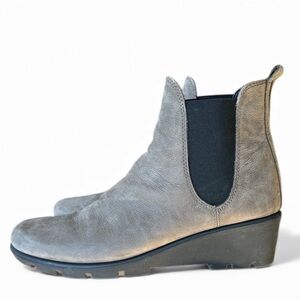 THE FLEXX ladies gray suede booties. Euro 40 1/2 US nine very good condition.